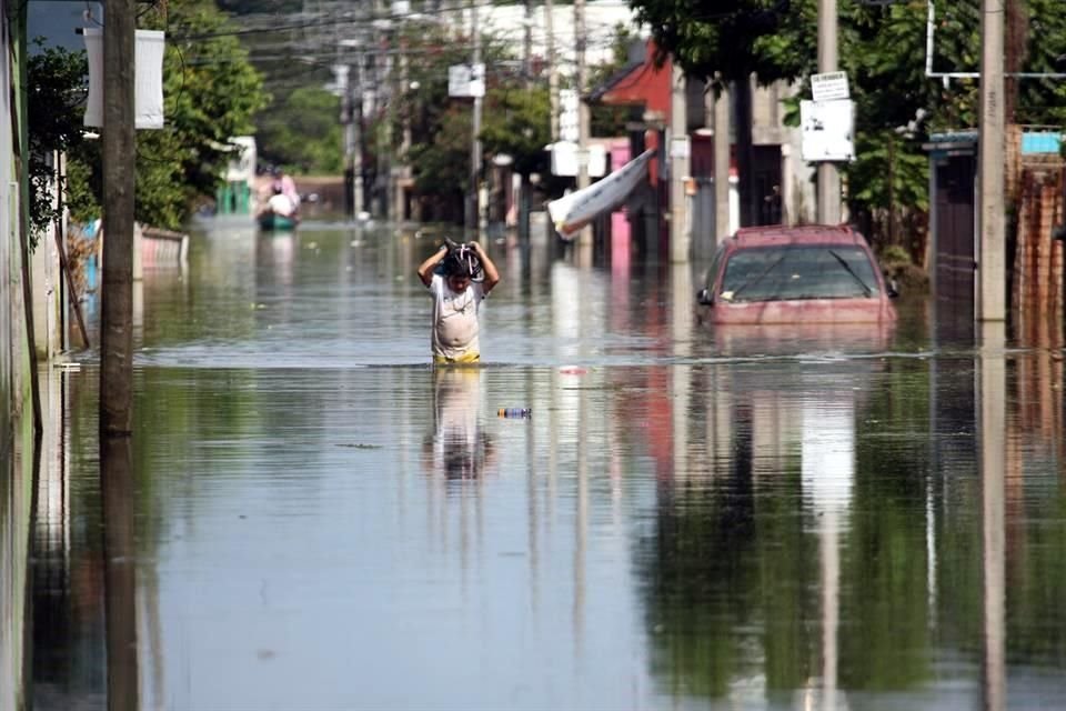 En Gaviotas Sur, en Villahermosa, hasta ayer, el nivel del agua seguía sin ceder.