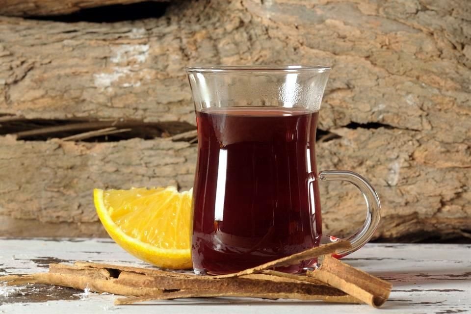 El glühwein es tradicional de los mercados navideños en Europa.