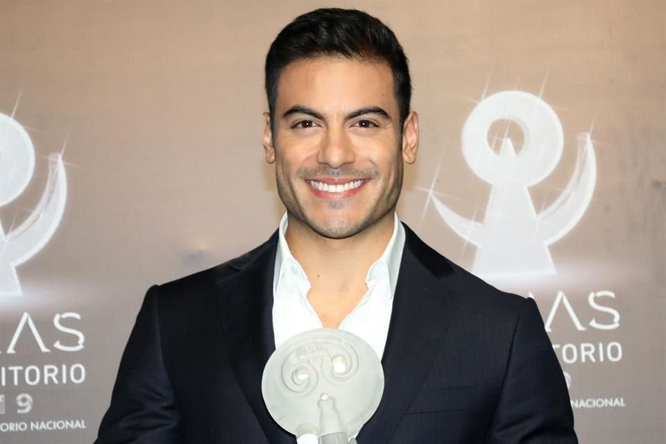 Tras tener contacto con alguien positivo a Covid, Carlos Rivera canceló su participación y no presentará los Latin Grammy.