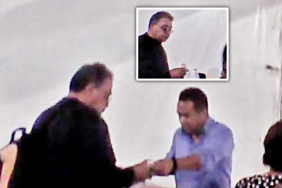En la imagen se aprecia cuando le pagan a un ciudadano.