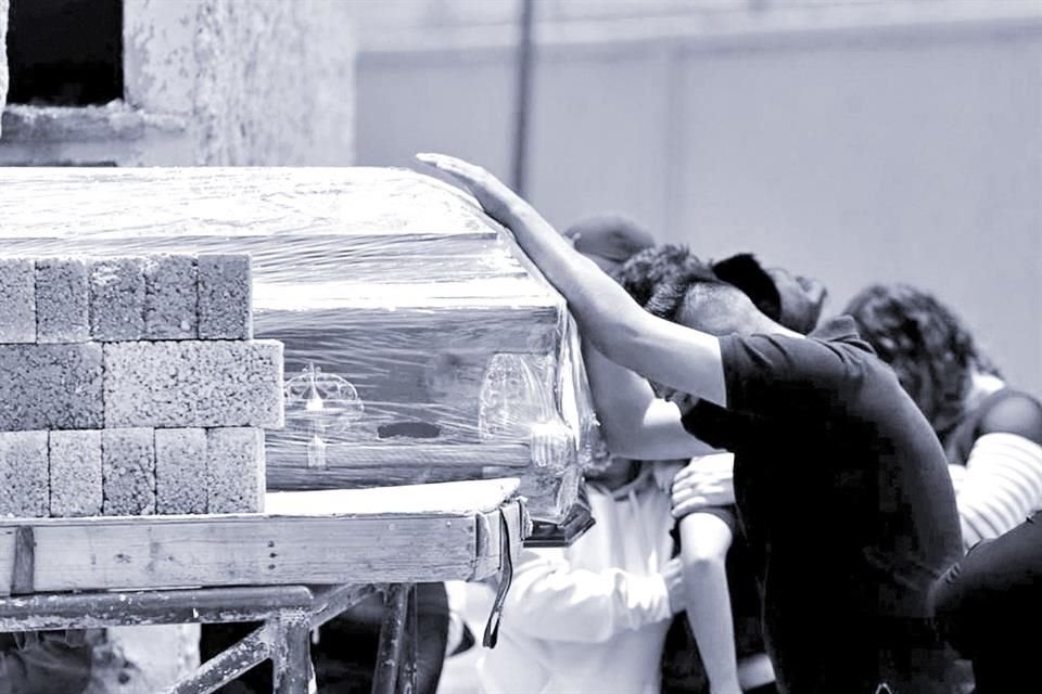 En el umbral de las 100 mil muertes por Covid en México, la Ssa ya anticipa otros 14 mil decesos que por ahora mantiene como 'estimados'.