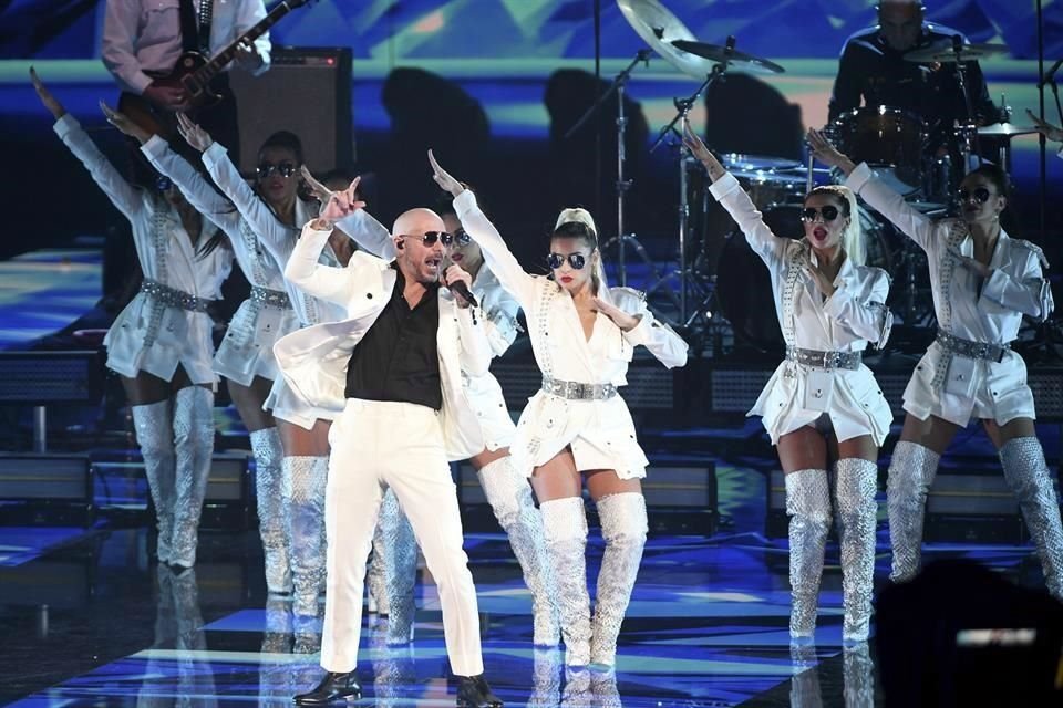 Pitbull se presentó en el escenario de los Latin Grammy  y ofreció un homenaje al personal médico que se enfrenta al coronavirus.