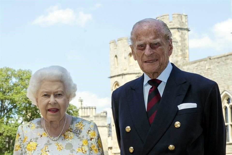 La Reina Isabel II y el Príncipe Felipe de Edimburgo celebran su aniversario 73 de bodas.