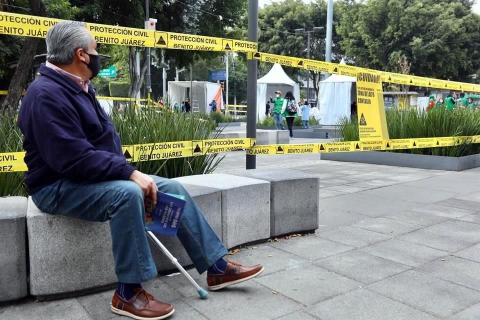 Un hombre observa los macroquioscos que la Secretaría de Salud capitalina instaló afuera de la estación Etiopía, de la L-3 del Metro, para detectar enfermos de Covid-19.