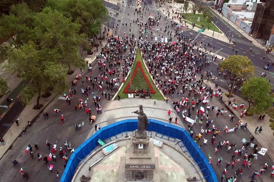 En el lugar el compositor Rodrigo Escalante entona una canción alusiva al amor a México.