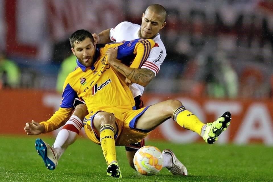 Gignac no ha podido anotar en los duelos donde ha estado Jonathan Maidana.