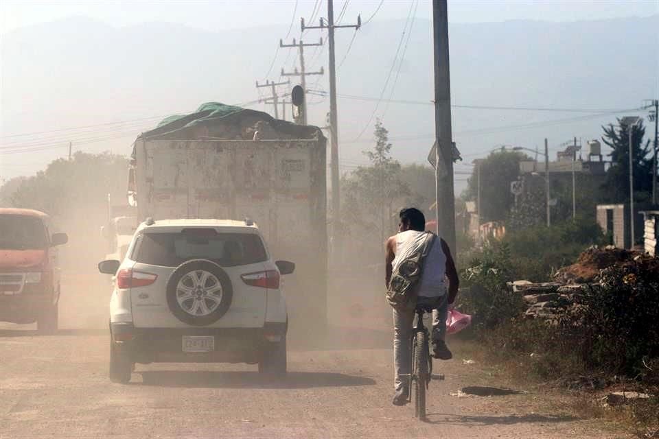 En la zona circulan vehículos de la Conagua, por los pozos cercanos al sitio.