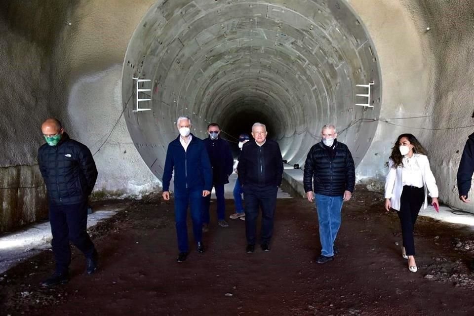 Durante la supervisión de los trabajos, López Obrador estuvo acompañado del Gobernador mexiquense Alfredo del Mazo, y el titular de la SCT, Jorge Arganis.