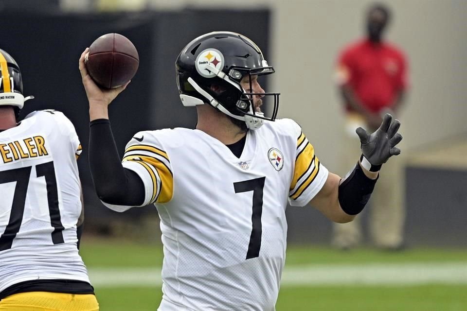 Ben Roethlisberger lanzó para dos anotaciones.