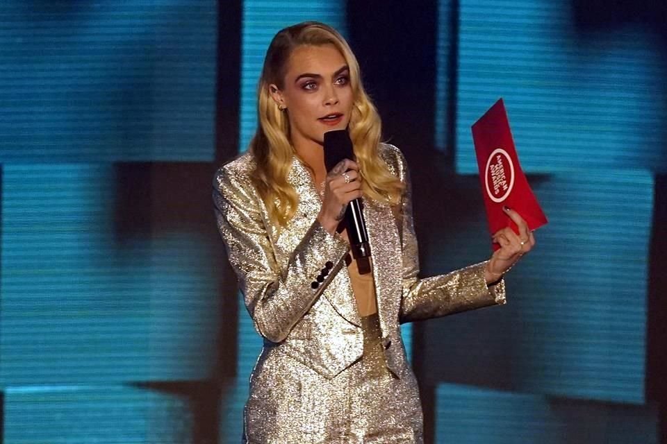 Cara Delevigne presentó el premio a la Canción pop/rock en los American Music Awards.