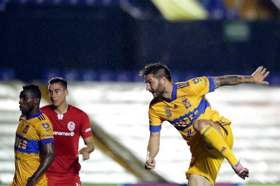 Gignac abrió la cuenta de cabeza al minuto 34.