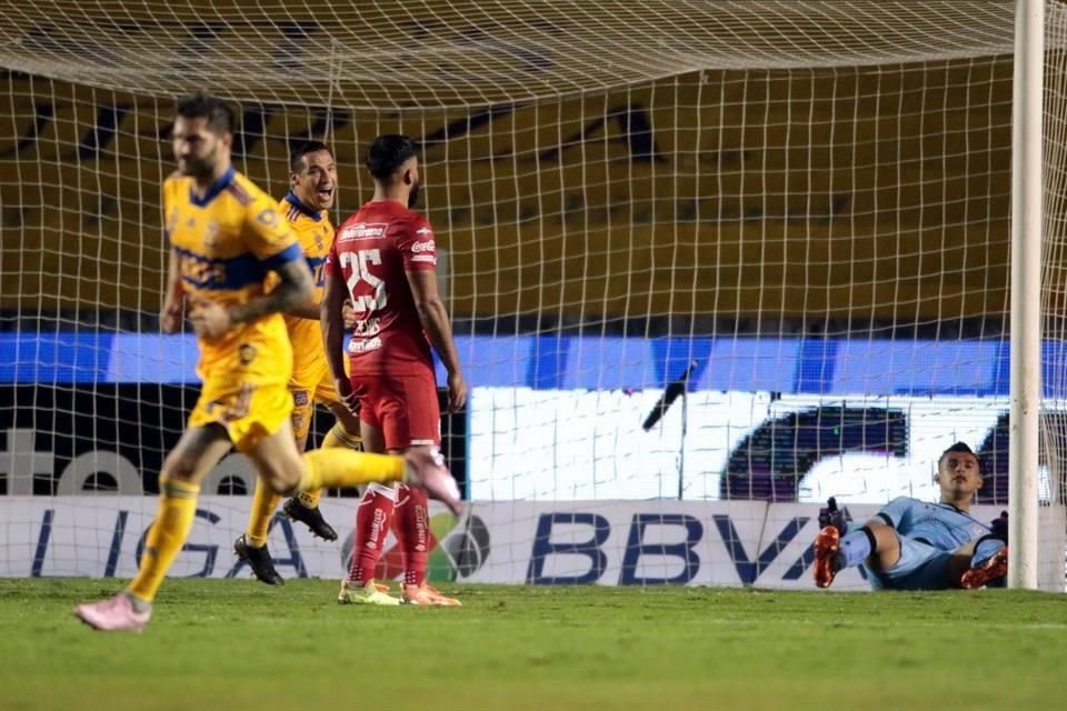 El propio francés aumentó la cuenta con un golazo de tiro libre.