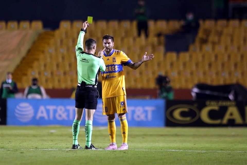 El francés fue amonestado por hacerle comentarios a Carlos Morales, DT de Toluca.