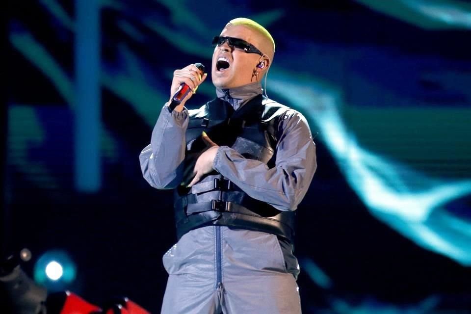 El artista puertorriqueño Bad Bunny dio positivo a Covid-19, razón por la cual no participó en los AMAs 2020, donde obtuvo dos galardones; estuvo presente de forma virtual.