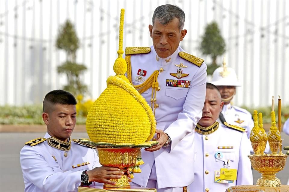 Aunque la ley castiga con 15 años de cárcel a quienes difamen a la familia real tailandesa, Maha Vajiralongkorn ha sido muy criticado.