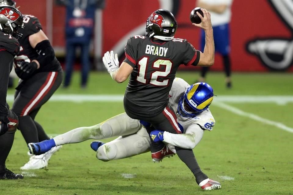 Tom Brady sufrió con la presión de los defensivos.