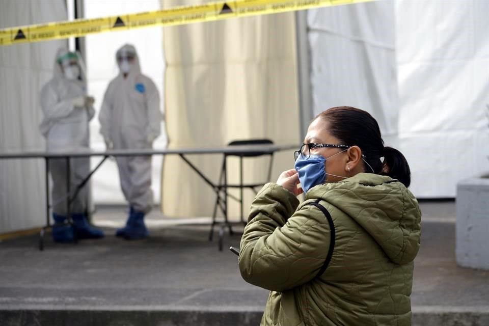Una mujer espera frente a un quiosco para realizarse la prueba rápida por el nuevo coronavirus en la Ciudad de México.