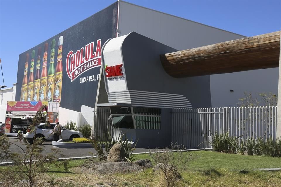 La salsa picante Cholula, que se elaboraba en Chapala, Jalisco, y que será comprada por McCormick genera hasta 400 empleos en el municipio.