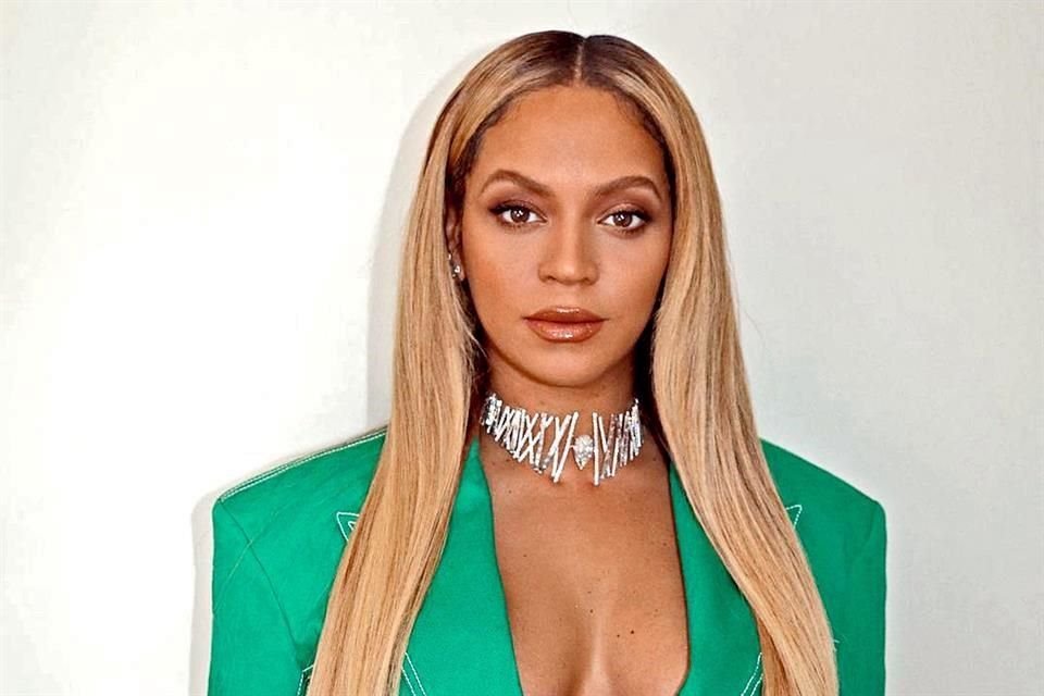 Beyoncé, ganadora de 24 Premios Grammy, pasa a la historia como la artista femenina más nominada al tener 79 candidaturas.