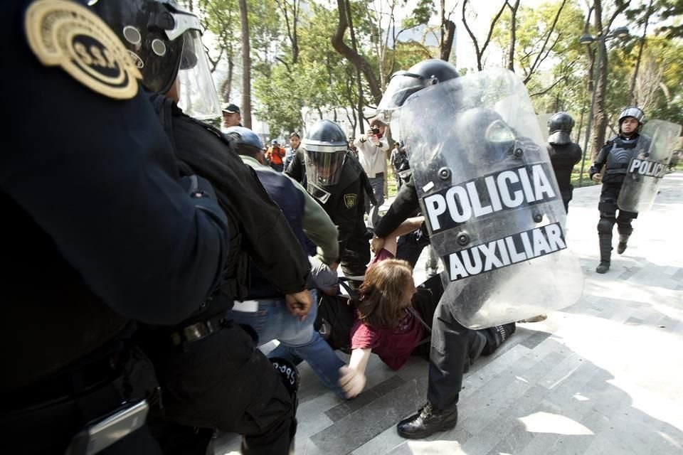 DICIEMBRE, 2012. De la historia reciente, es uno de los operativos donde mayores abusos policiales se documentaron. Los granaderos prácticamente salieron de 'cacería'.