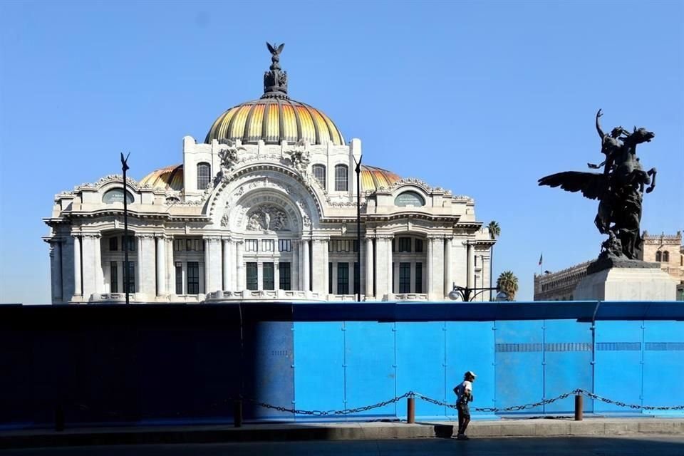 Este miércoles lucen vallas metálicas y protecciones en torno al Palacio de Bellas Artes.