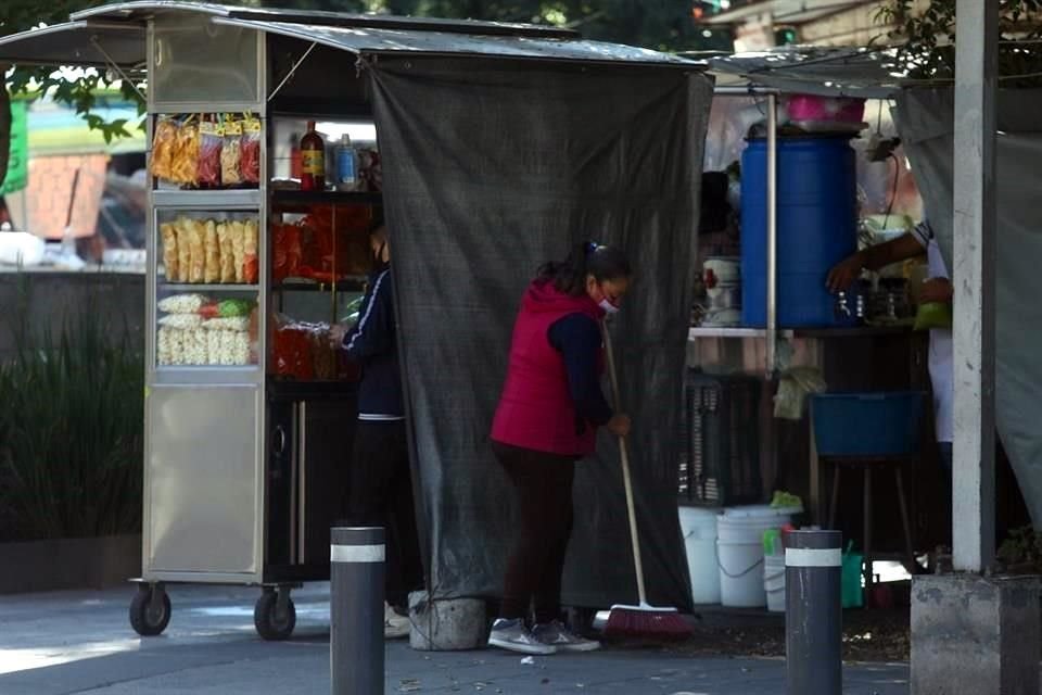 Karina, vendedora de tortas, en la estación Copilco del Metro, aseguró que desconocía la petición como parte del Día Internacional de la Eliminación de la Violencia contra la Mujer.