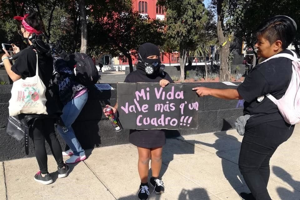 Al Monumento a la Revolución llegaron varios grupos de mujeres; algunas realizaron pintas.