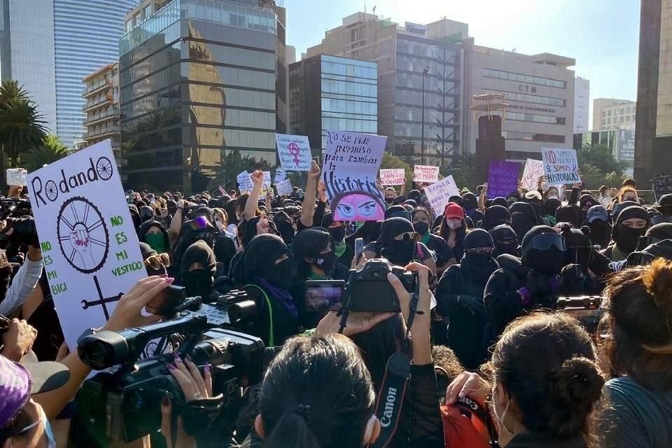 La movilización va del Monumento a la Revolución hacia el Zócalo capitalino.