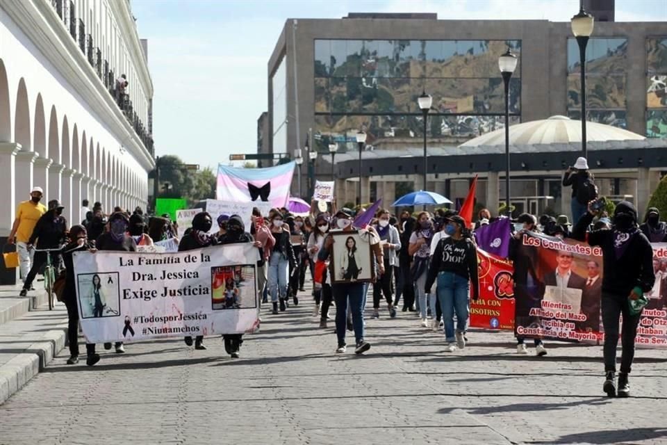 Manifestantes partieron hacia la Plaza de los Mártires con los familiares víctimas de feminicidio encabezando el contingente.