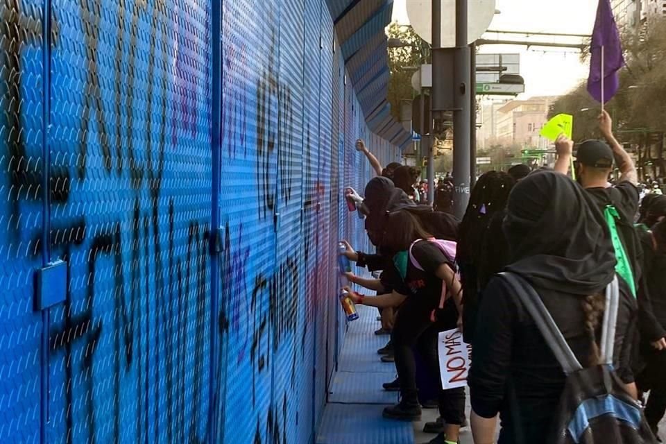 Hoy, durante el avance de la marcha mujeres han dejado claro su hartazgo hacia los feminicidios, desapariciones y abusos.