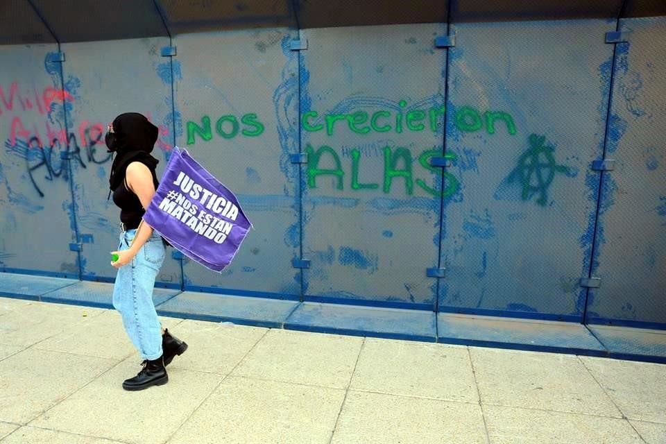 Al grito de 'Ni una más' y 'Justicia' las manifestantes avanzaron hacia el Zócalo.