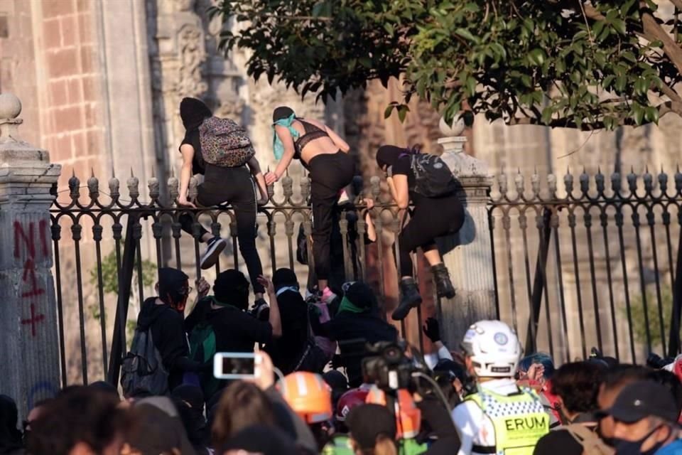 Algunas encapuchadas se saltaron una reja de la Catedral; momentos después se salieron.