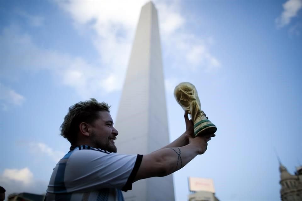 Se recuerda a Maradona en el Obelisco de Buenos Aires.