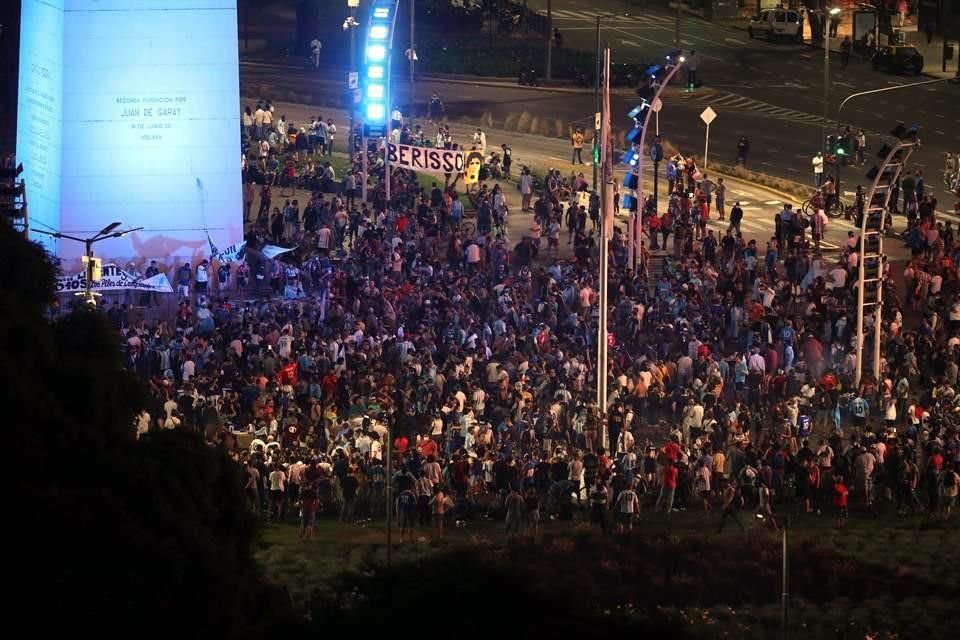 Decenas de personas se reunieron en el Obelisco.