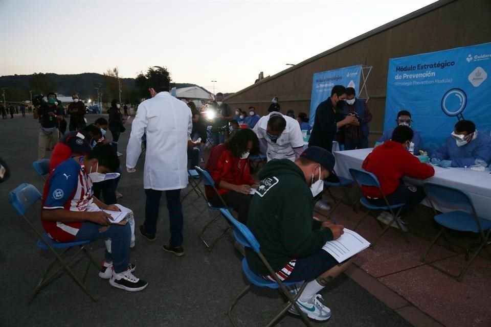 Los aspirantes al test médico llenaron un formulario de protocolo.