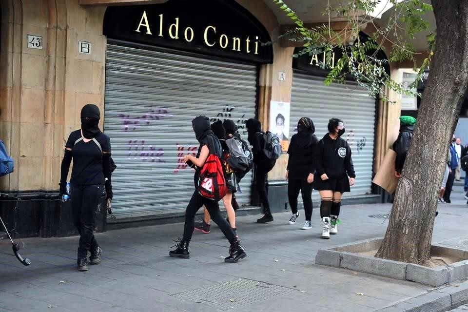 Las manifestantes realizaron pintas durante la marcha.