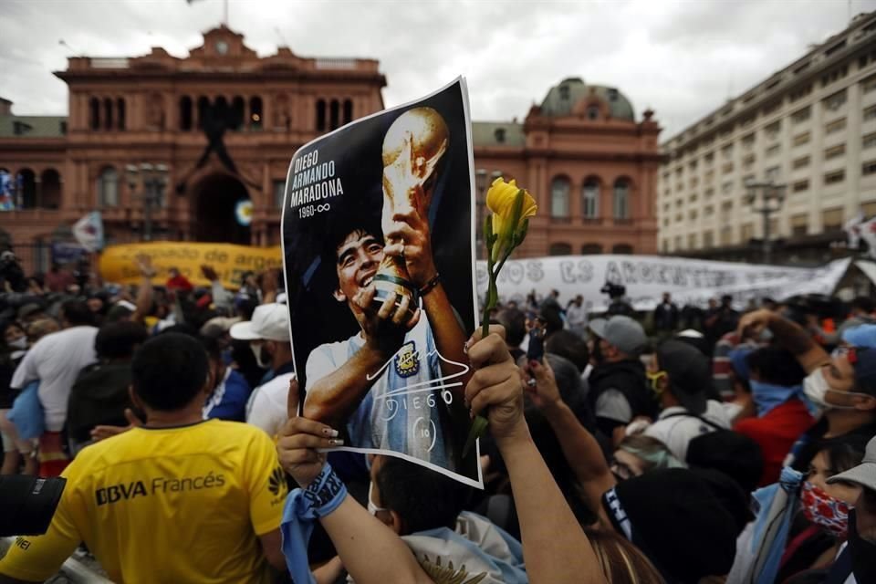 Miles de argentinos se aglomeran frente a La Casa Rosada para dar el último adiós al astro Diego Armando Maradona.