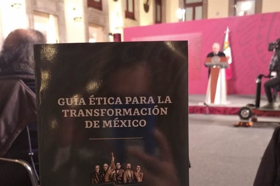 Guía Ética de la 4T que será entregada a adultos mayores.