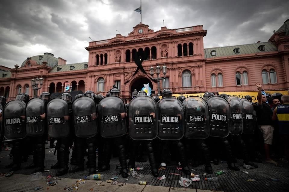 La Policía custodia la casa rosada.