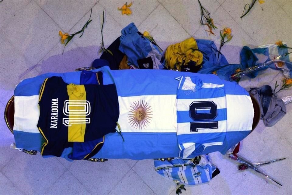 Con cánticos, flores, playera y lágrimas, la afición argentina se reúne, sin todas las medidas sanitarias, para despedir en la Casa Rosada a Diego Armando Maradona.