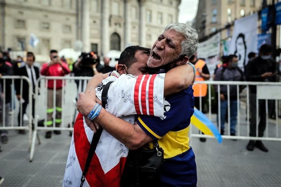 Con cánticos, flores, playera y lágrimas, la afición argentina se reúne, sin todas las medidas sanitarias, para despedir en la Casa Rosada a Diego Armando Maradona.