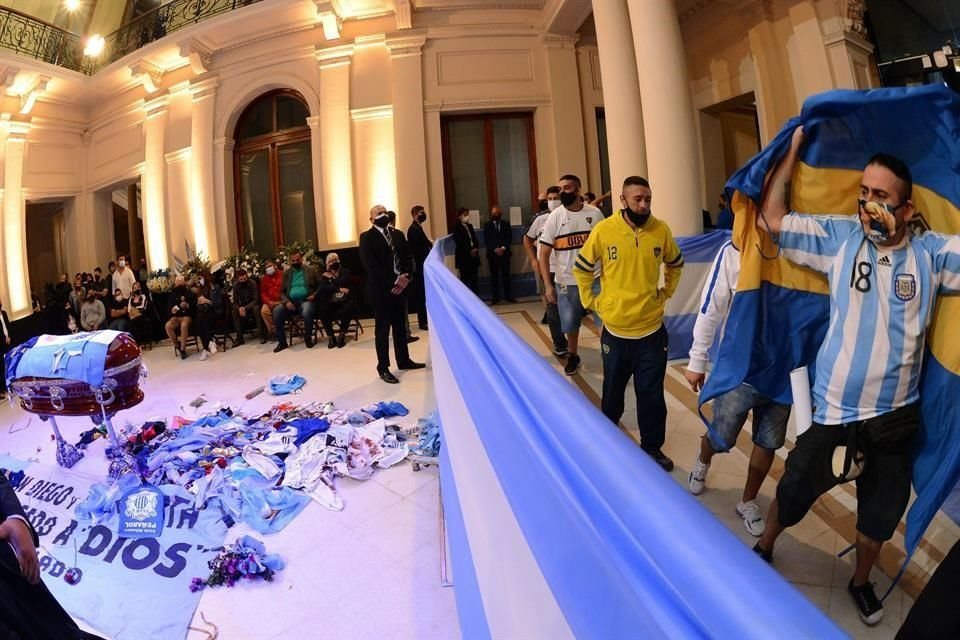 Con cánticos, flores, playera y lágrimas, la afición argentina se reúne, sin todas las medidas sanitarias, para despedir en la Casa Rosada a Diego Armando Maradona.