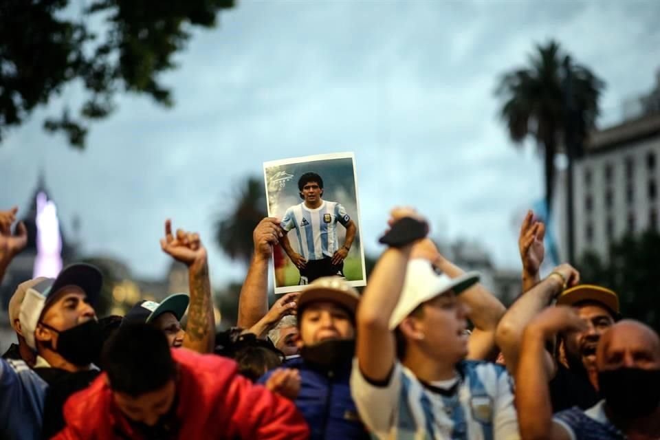 Con cánticos, flores, playera y lágrimas, la afición argentina se reúne, sin todas las medidas sanitarias, para despedir en la Casa Rosada a Diego Armando Maradona.