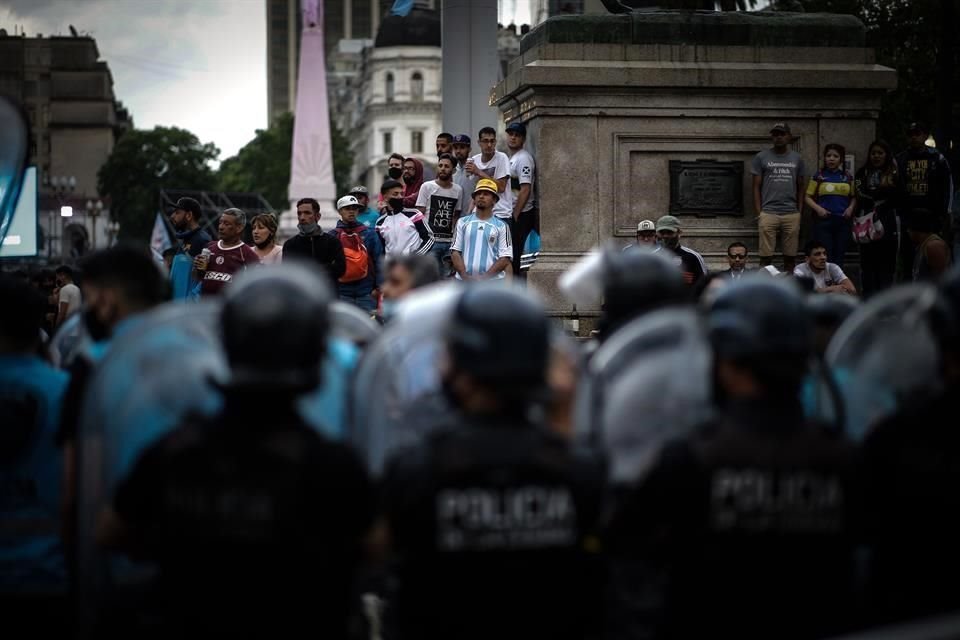 Con cánticos, flores, playera y lágrimas, la afición argentina se reúne, sin todas las medidas sanitarias, para despedir en la Casa Rosada a Diego Armando Maradona.