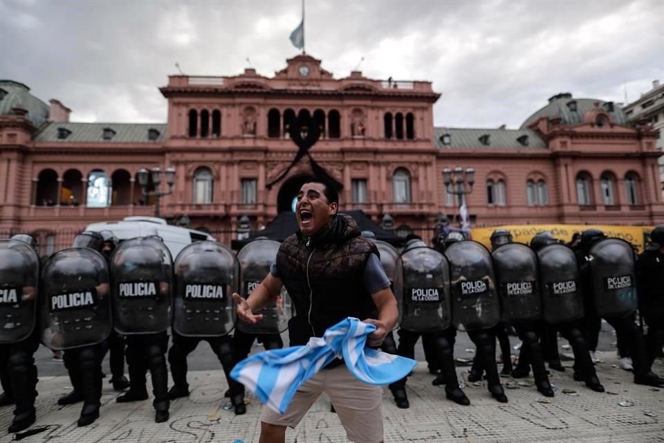 Con cánticos, flores, playera y lágrimas, la afición argentina se reúne, sin todas las medidas sanitarias, para despedir en la Casa Rosada a Diego Armando Maradona.