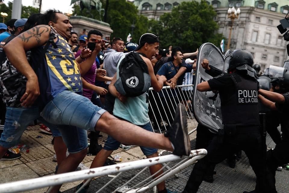 Con cánticos, flores, playera y lágrimas, la afición argentina se reúne, sin todas las medidas sanitarias, para despedir en la Casa Rosada a Diego Armando Maradona.