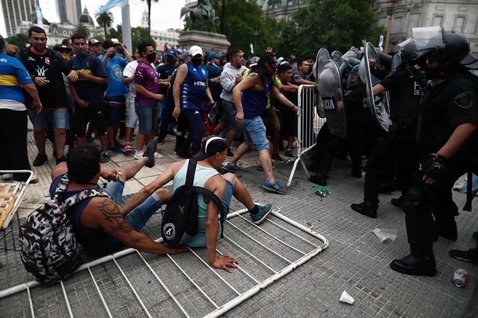 Con cánticos, flores, playera y lágrimas, la afición argentina se reúne, sin todas las medidas sanitarias, para despedir en la Casa Rosada a Diego Armando Maradona.