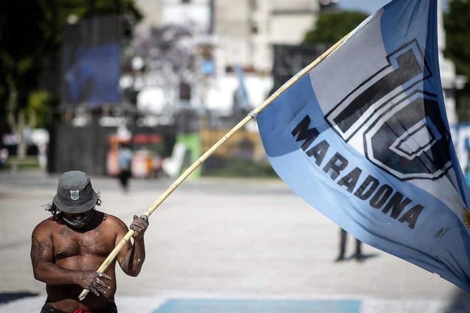 Con cánticos, flores, playera y lágrimas, la afición argentina se reúne, sin todas las medidas sanitarias, para despedir en la Casa Rosada a Diego Armando Maradona.