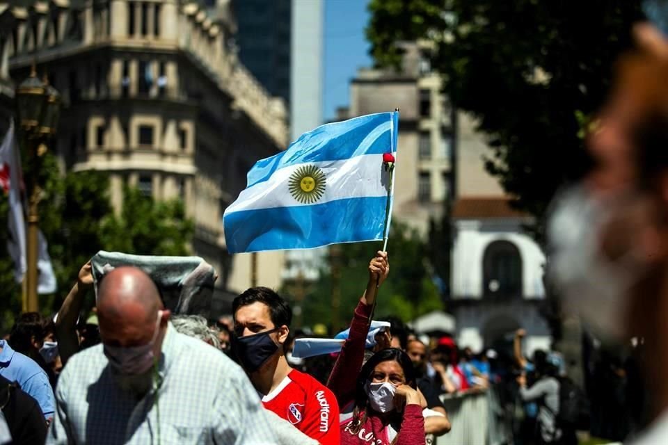 Con cánticos, flores, playera y lágrimas, la afición argentina se reúne, sin todas las medidas sanitarias, para despedir en la Casa Rosada a Diego Armando Maradona.