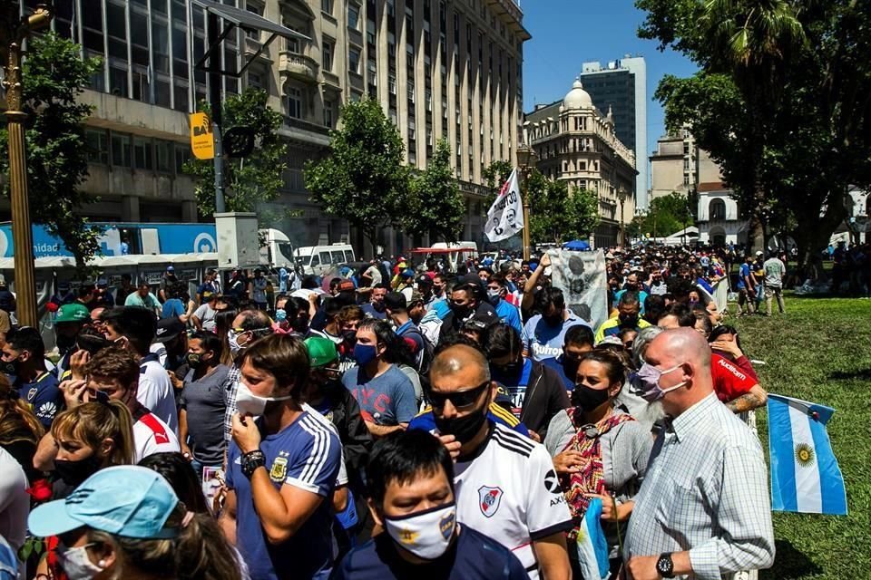 Con cánticos, flores, playera y lágrimas, la afición argentina se reúne, sin todas las medidas sanitarias, para despedir en la Casa Rosada a Diego Armando Maradona.